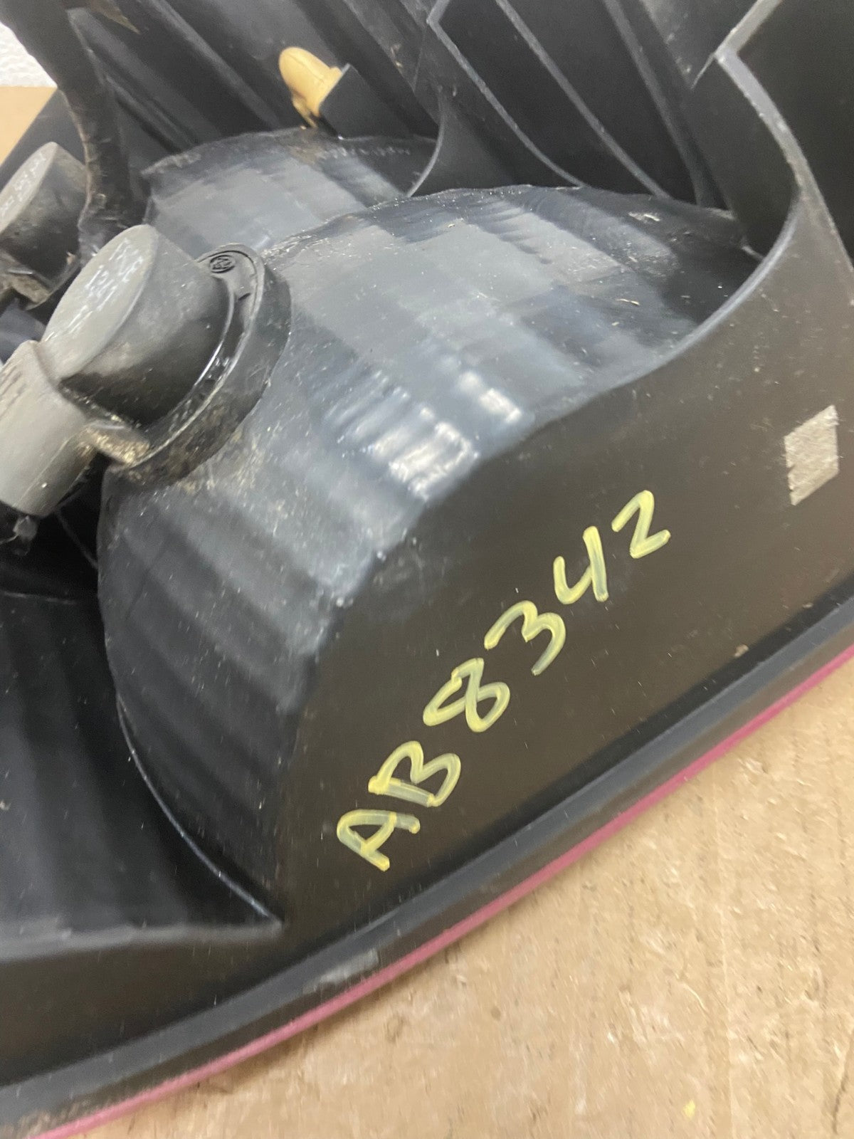 1998 - 2002 Lincoln Continental Right Passenger Rh Side Tail Light Oem AB8342 LK6