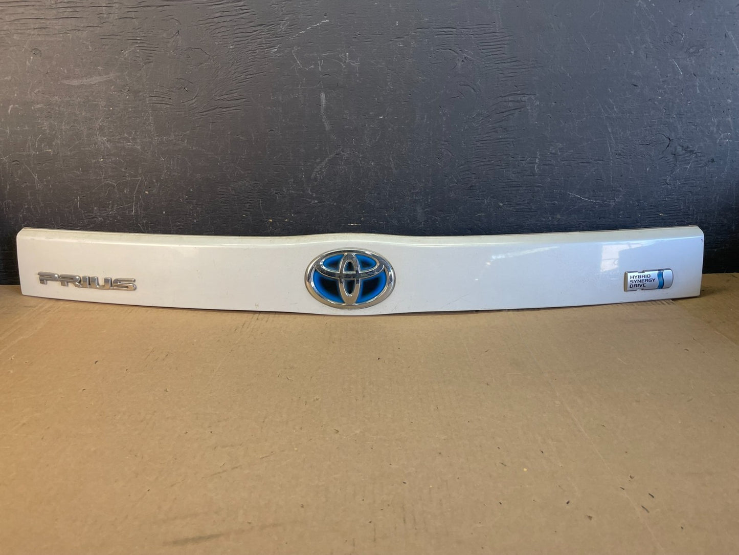 2010 - 2015 Toyota Prius Trunk Rear Tailgate Molding Panel 76801-47070 AD0130 DG0