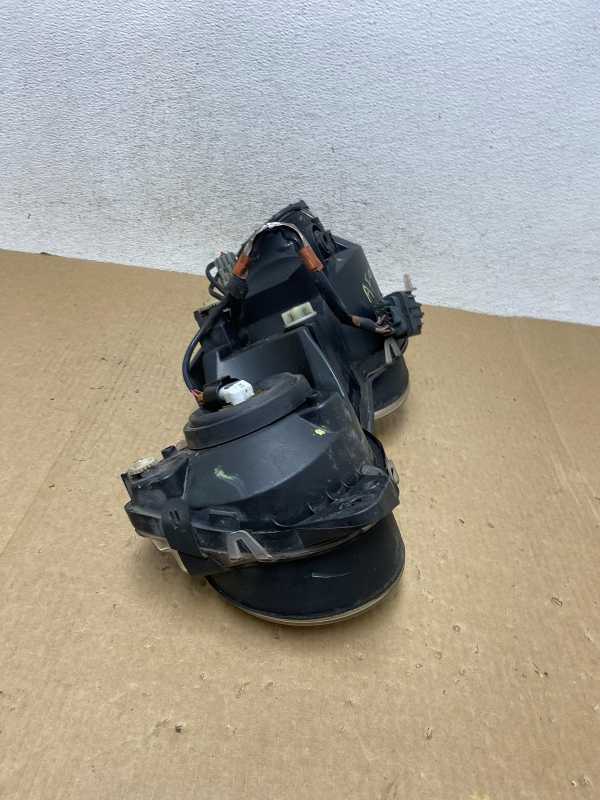 2000 to 2002 Jaguar S-Type Right Passenger Side Halogen Headlight AF9669 DW9