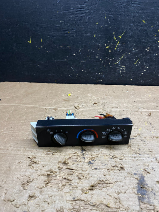 2001 - 2007 GMC Chevrolet Astro Express Climate Control A/C X1613 DG0