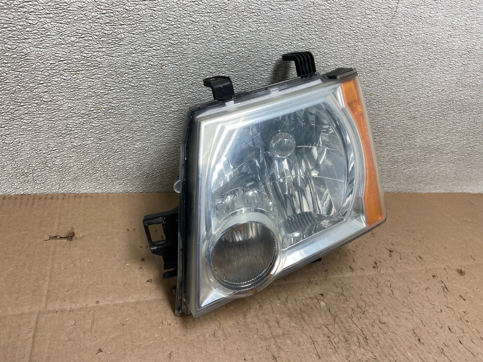 2005 - 2015 Nissan Xterra Driver Left LH Side Headlight Y3171 DW2