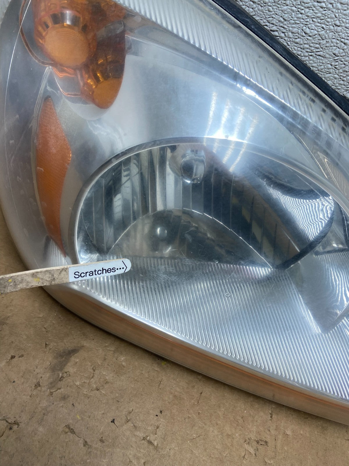 2005 to 2006 Kia Sportage Right Passenger RH Halogen Headlight OEM Z7608 DW3