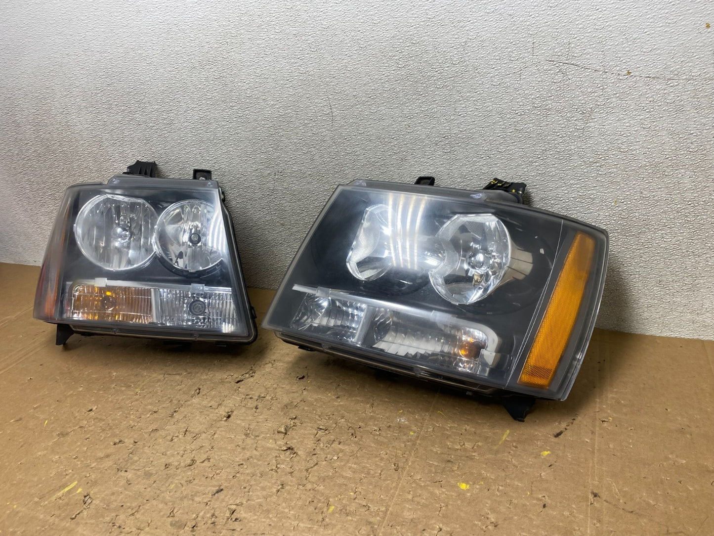 2007 to 2013 Chevrolet Suburban Tahoe Left+Right Set Headlights V8136 DW1