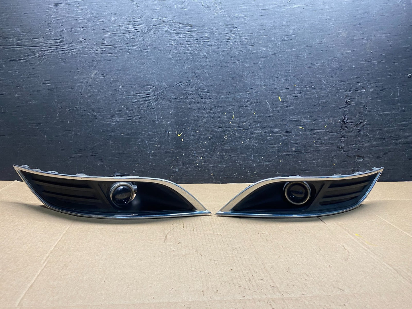 2013 to 2016 Lincoln MKT Left+Right Set Front Fog Light Bezel OEM r3019 DG0