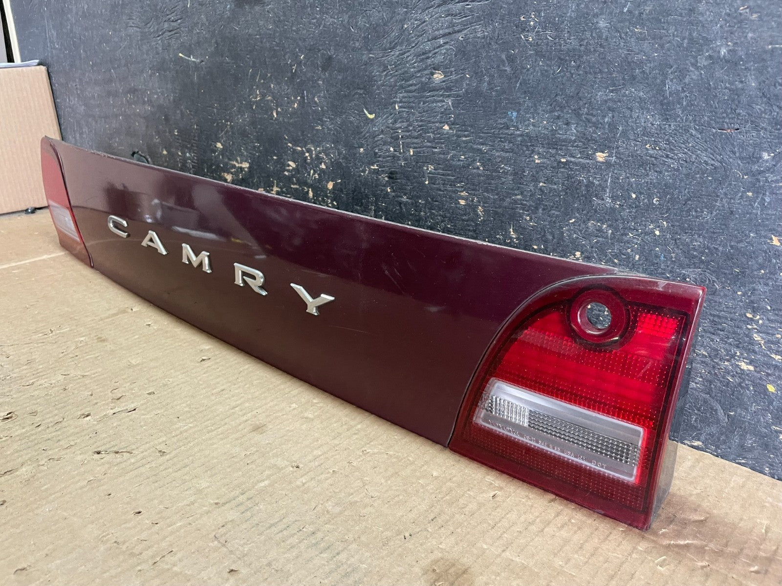 1995 1996 Toyota Camry Center Trunk Rear Tail Light OEM ab3147 DG2