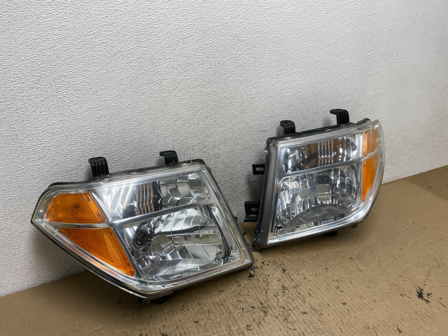 2005 2006 2007 Nissan Pathfinder Halogen Headlights Left+Right AF7099 DW2