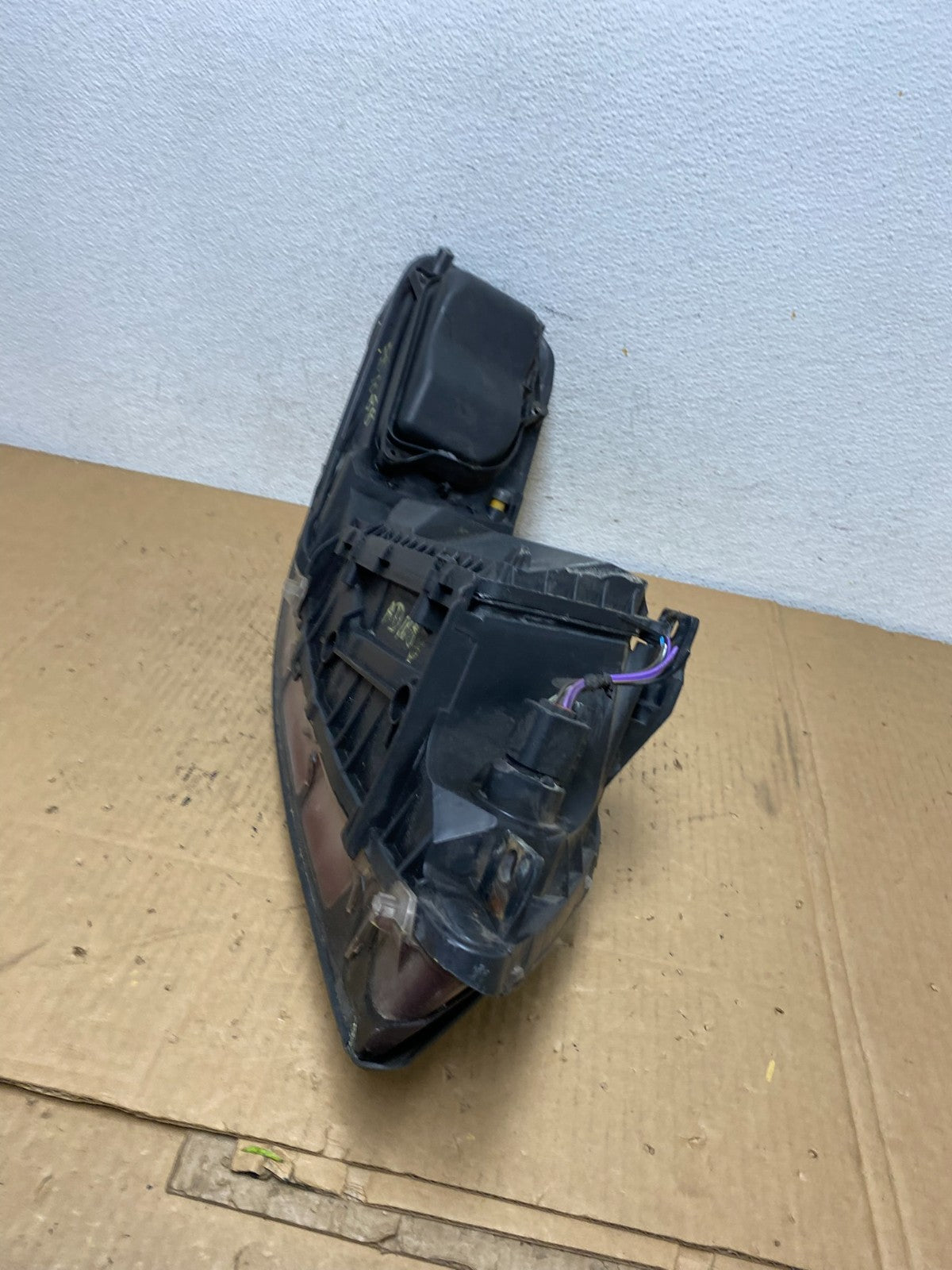 2005 to 2011 Lincoln Town Car Left Driver LH Side Headlight AD1088 DW6
