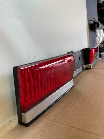 1990 to 1993 Lincoln Continental Center Trunk Tail Light AG2869 DG2