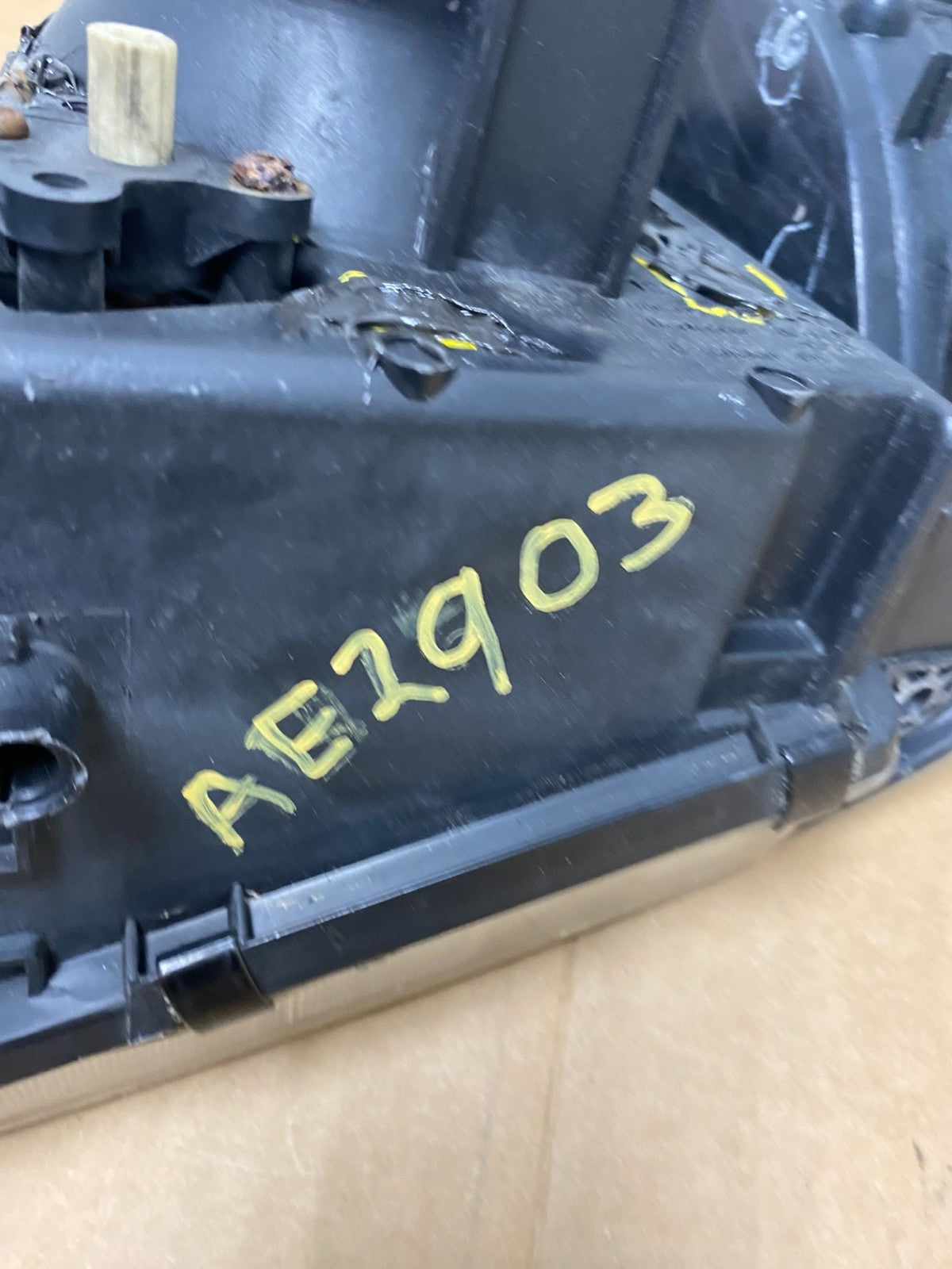 2003 to 2007 Lexus LX470 Right Passenger Side Halogen Headlight AE2903 DW11