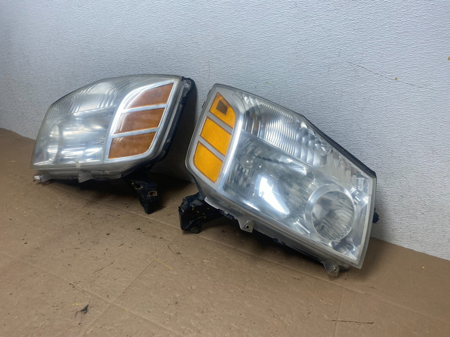 2004 to 2007 Nissan Armada Left+Right Side Set Headlights Oem M4135 DW1