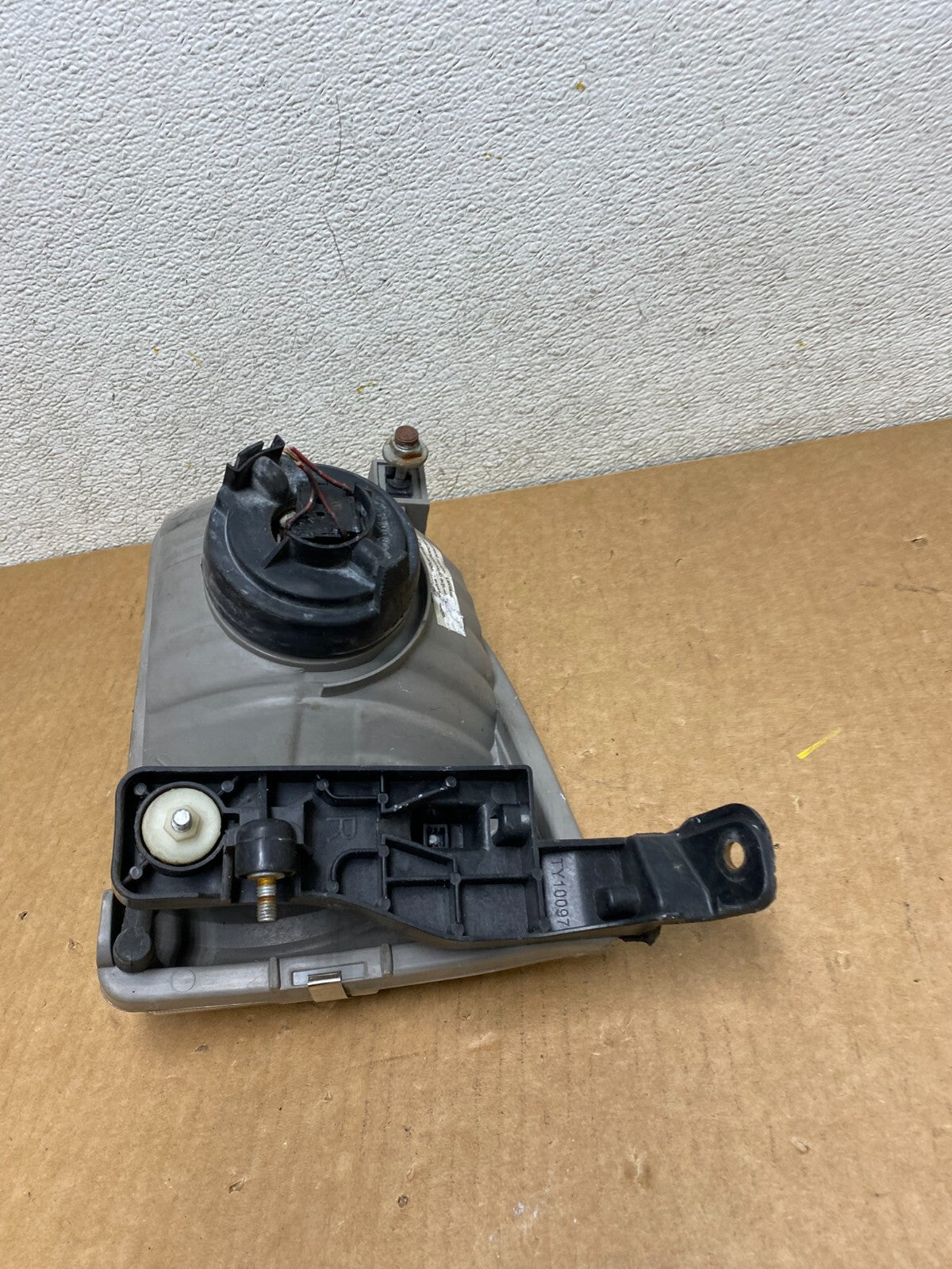 2001 2002 2003 Toyota Sienna Right Passenger Rh Side Headlight Halogen I060611