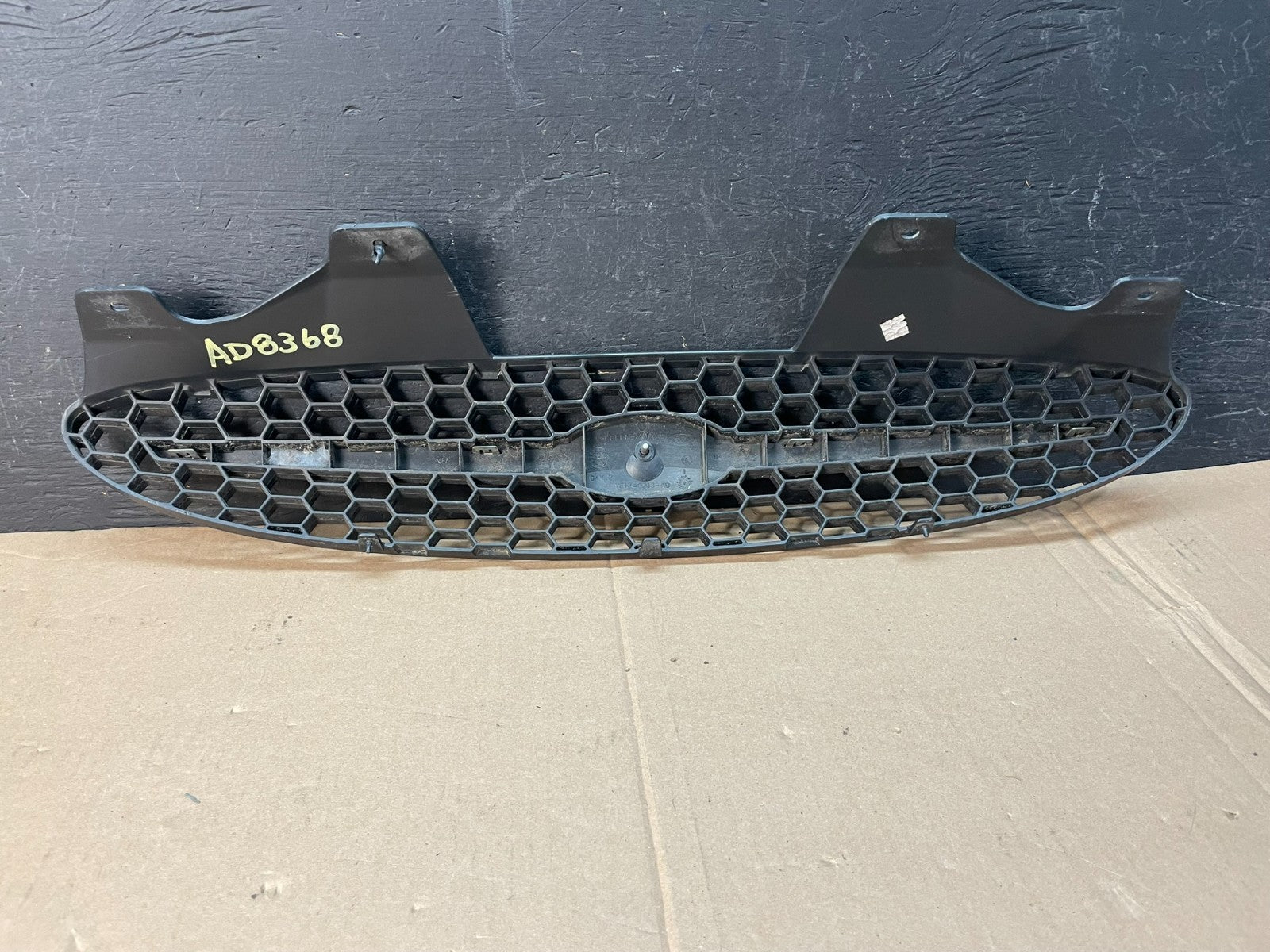 2000 to 2003 Ford Taurus Front Upper Grill Grille ad8368 DG3