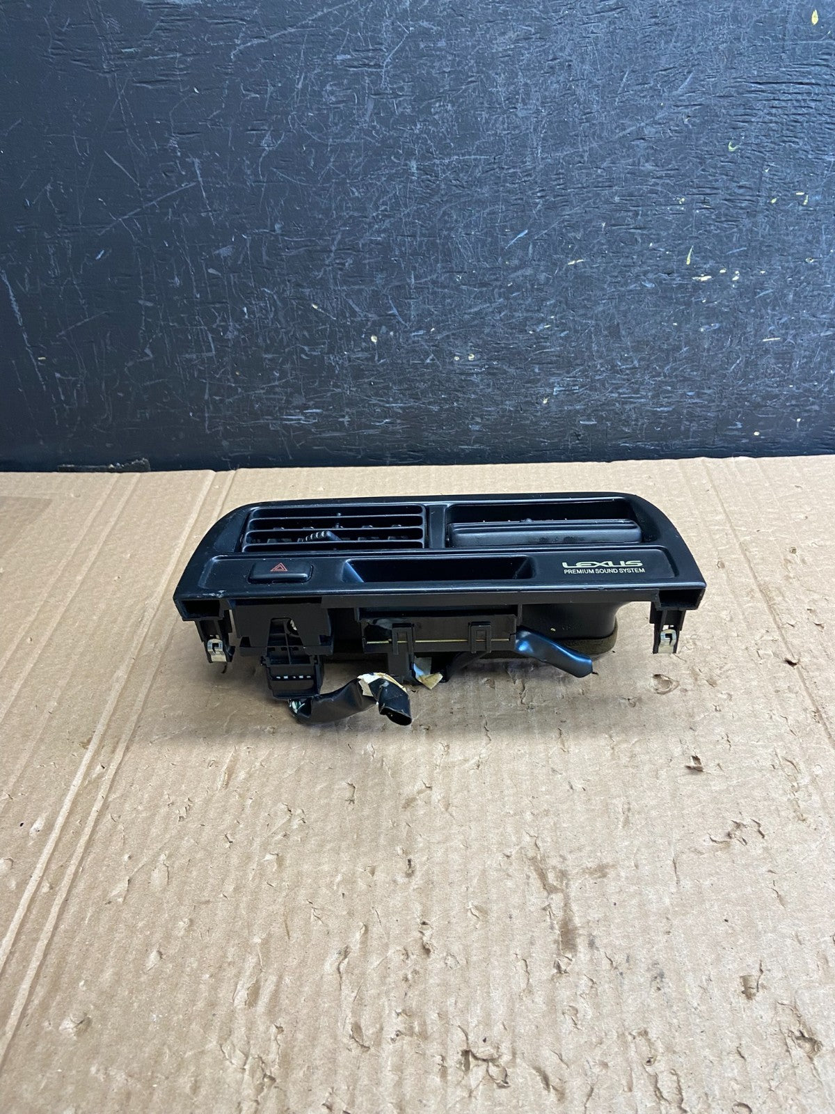 1997 to 2001 Lexus ES330 ES300 Front Center Side Air Vent AF6443 DW3