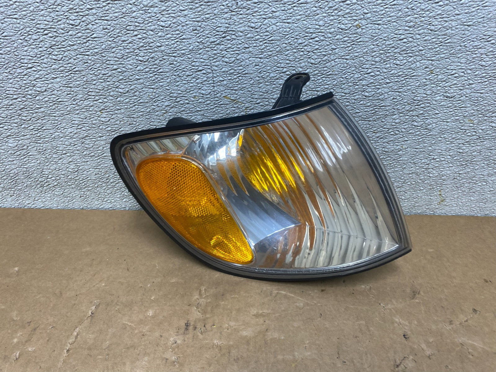 2001 to 2003 Toyota Sienna Turn Signal Right Passenger RH Lamp OEM V5156 DW0
