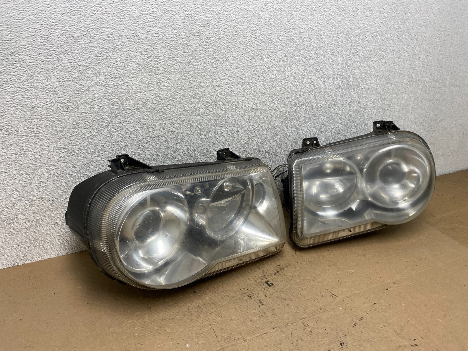 2005 to 2010 Chrysler 300C Left+Right Side Xenon Headlights AF4646 DW2