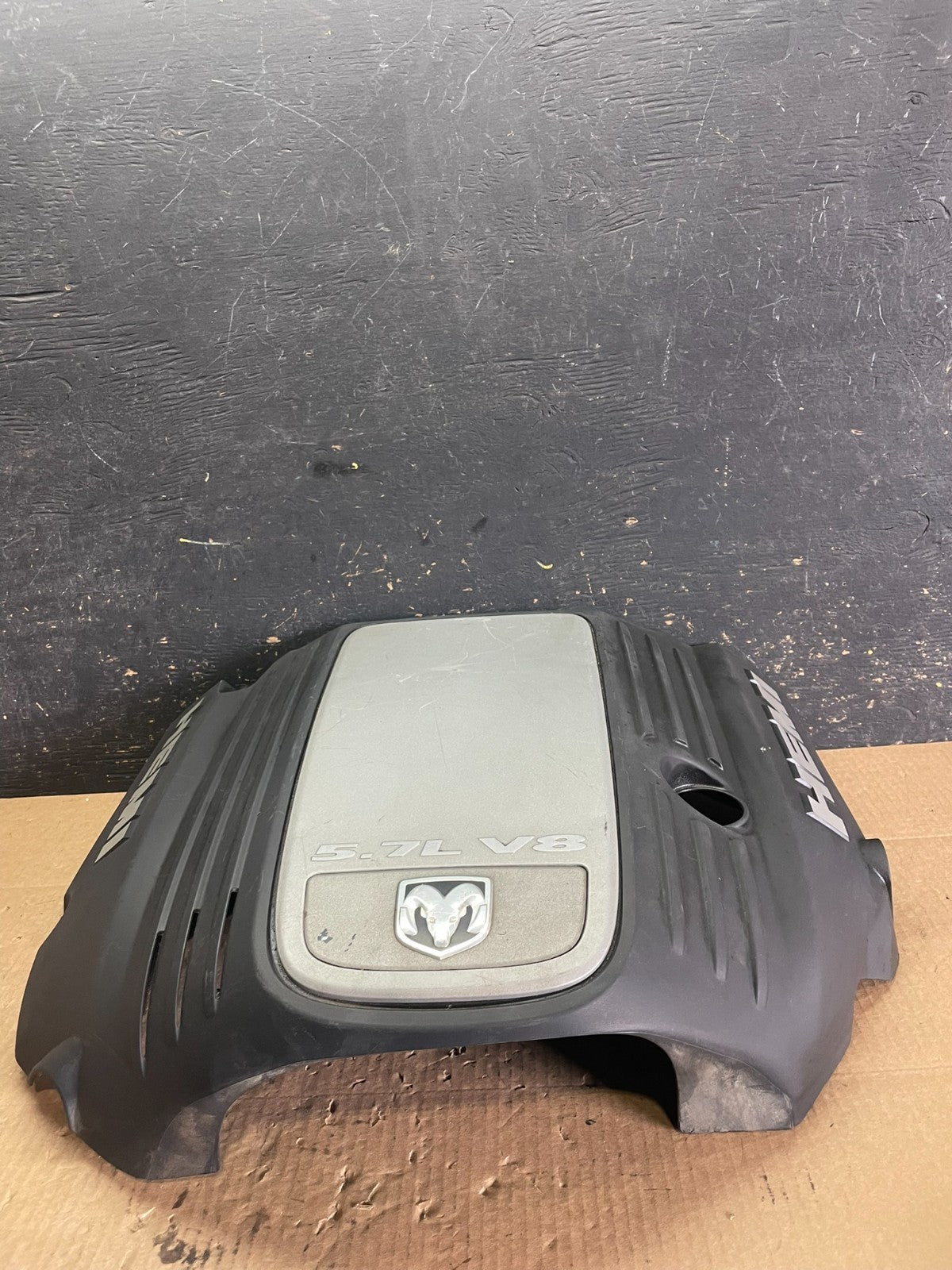 2005 to 2010 Chrysler 300 5.7L V8 Hemi Engine Motor Cover OEM AA6146 DG3