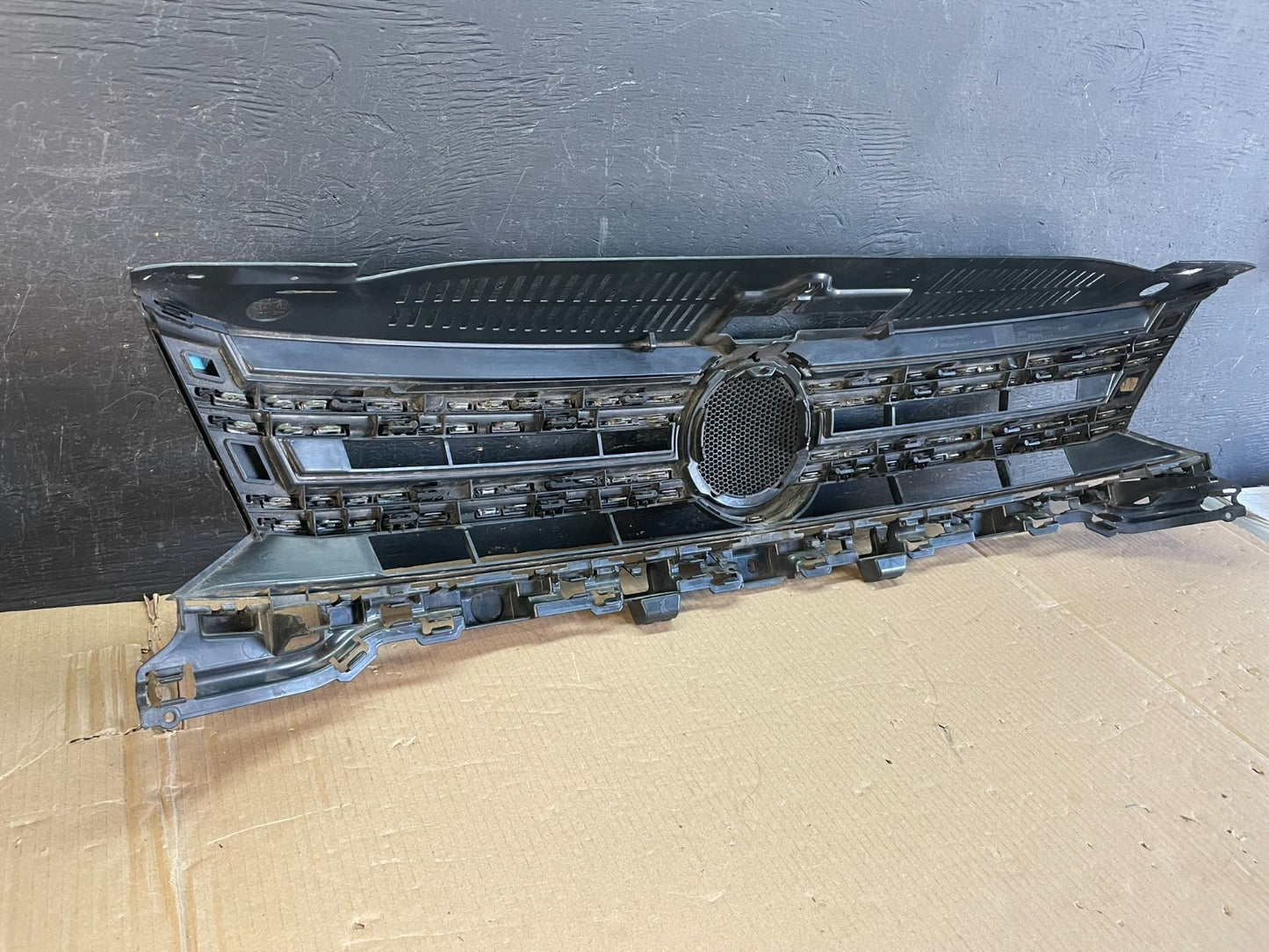 2012 to 2017 Volkswagen Tiguan Front Upper Grill Grille AE3602 DG5