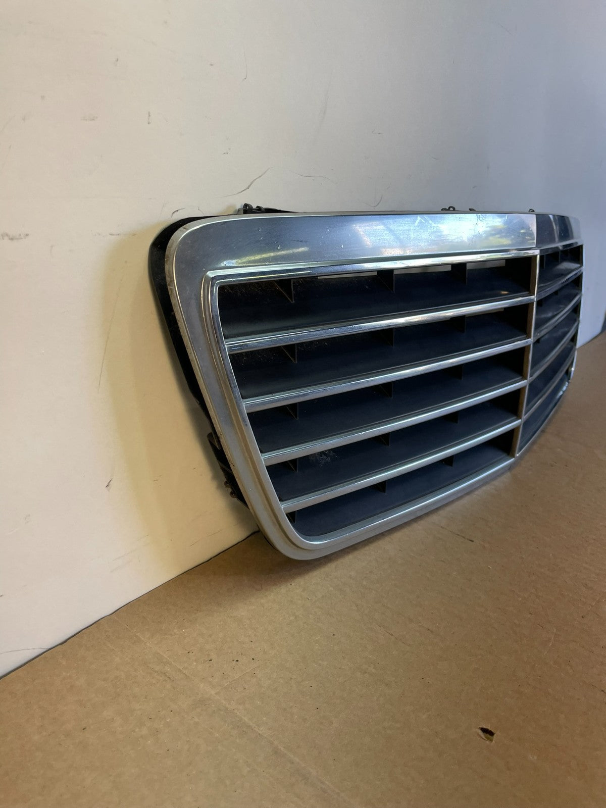 2000 to 2003 Mercedes Benz E-Class E320 E55 Front Upper Grill Grille AH0319 DG2