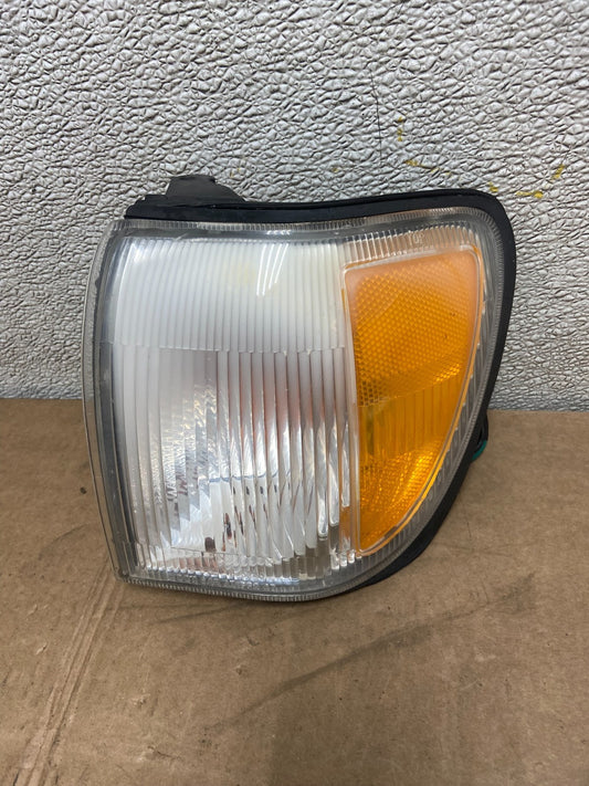 1999-2004 Nissan Pathfinder Front Left Driver Turn Signal Y5202 DW0