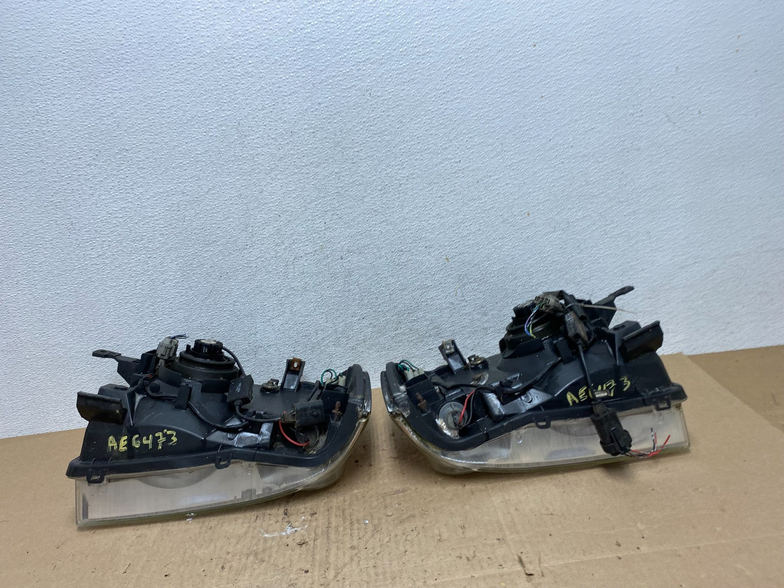2001 to 2004 Nissan Frontier Left+Right Halogen Headlights AE6473 DW6