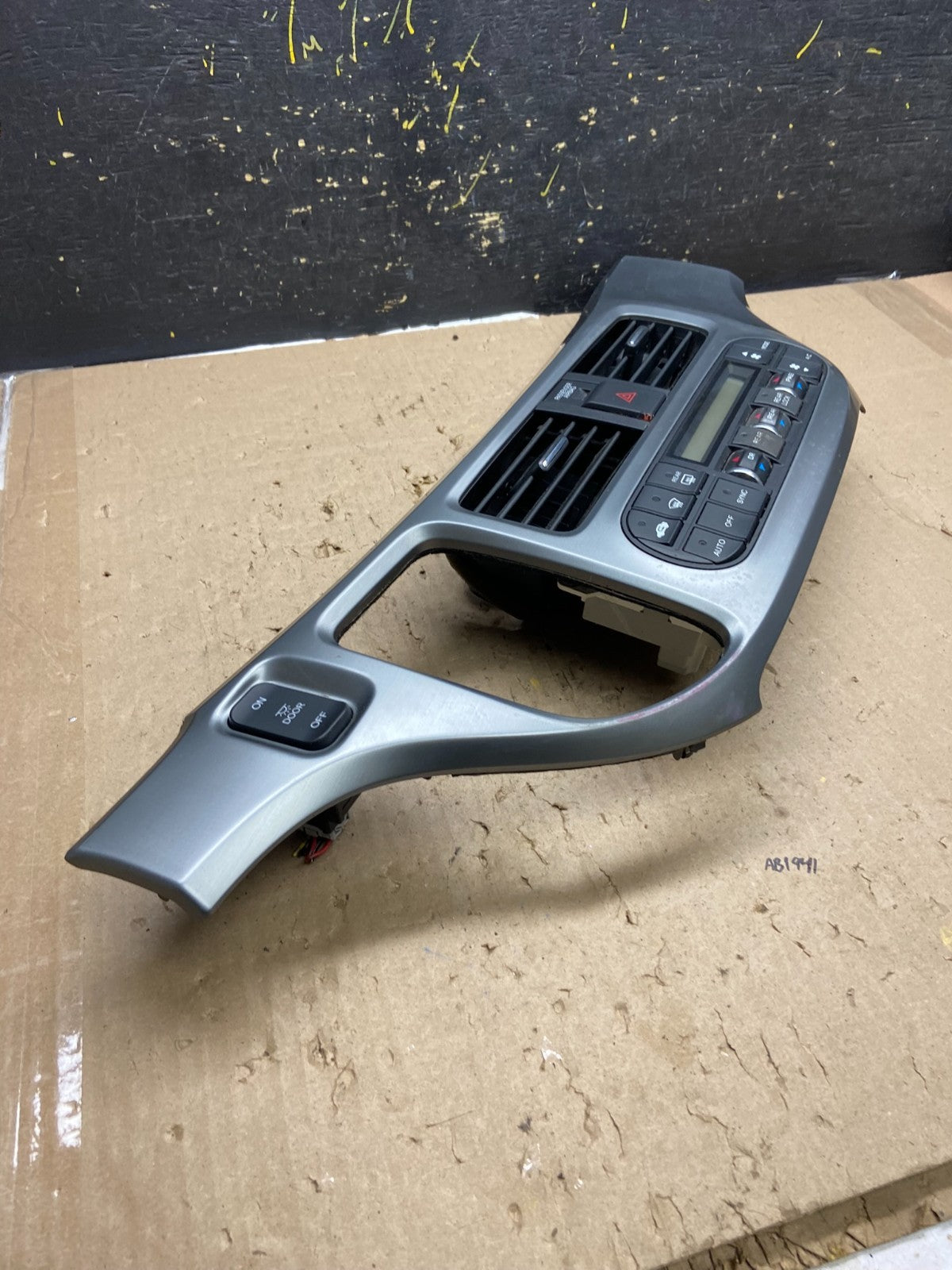 2005 to 2010 Honda Odyssey  Radio Climate Control Dash Trim Bezel AB5445 DG1