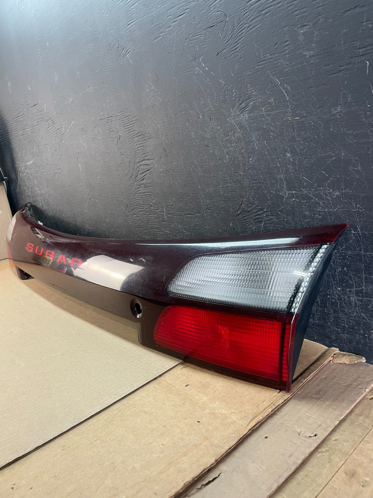 2002 - 2004 Subaru Outback Trunk Hatch Lid Tail Light Panel Center AE3438 DG1
