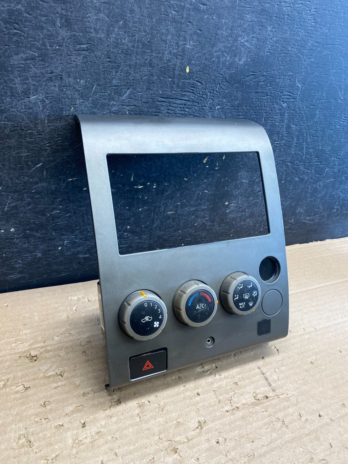 2004 - 2007 Nissan Titan Armada Radio r Climate Control Bezel Trim AG8478 DG3