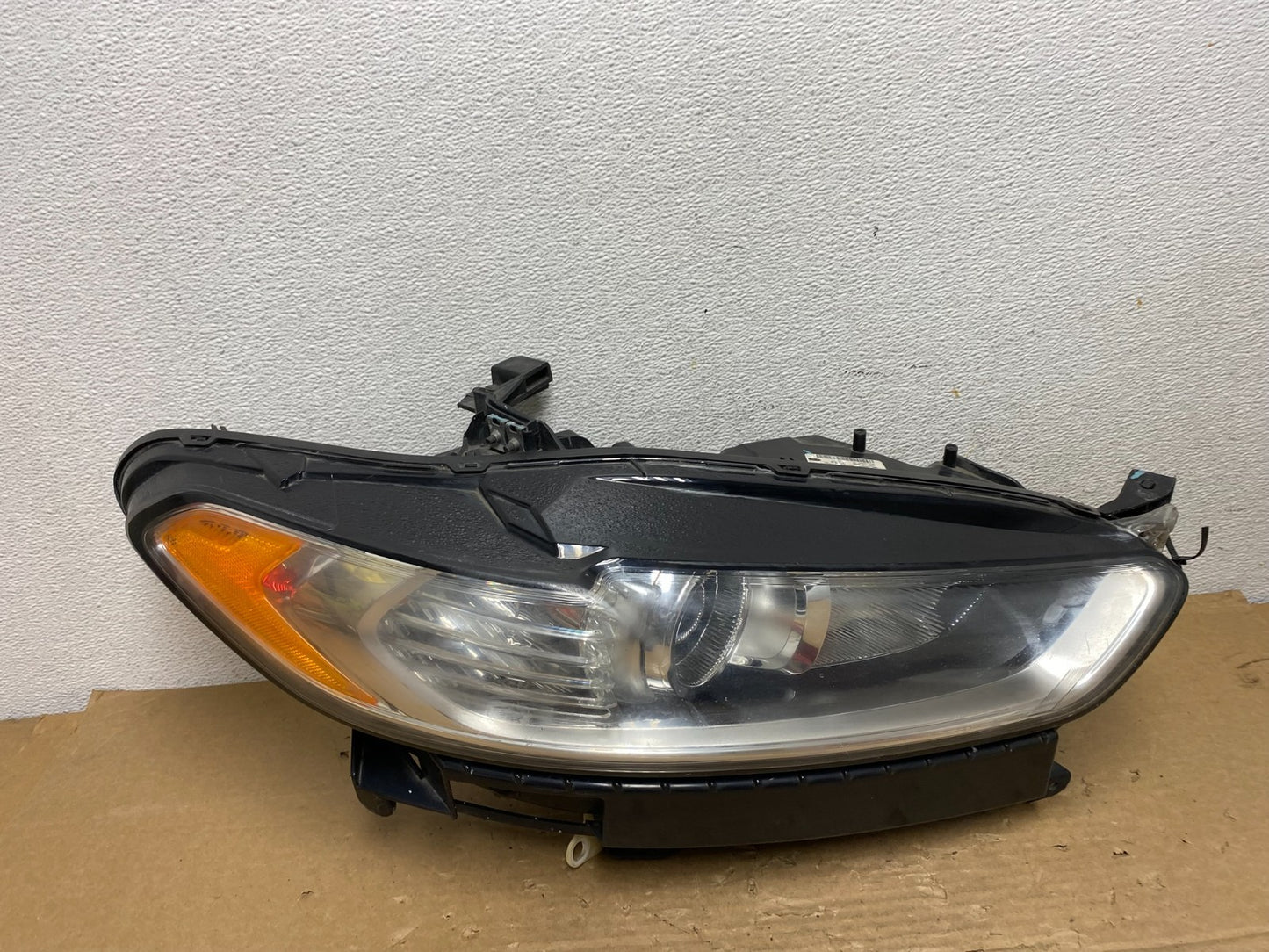 2013 to 2016 Ford Fusion Right Passenger Rh Side Headlight AD4050 DW0