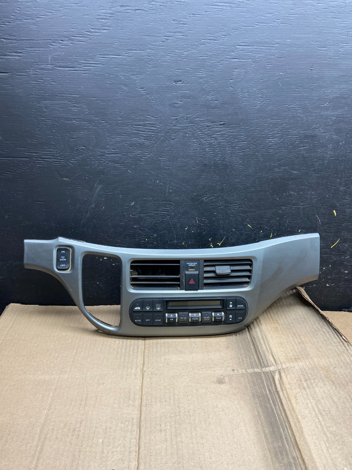 2005 to 2010 Honda Odyssey  Radio Climate Control Dash Trim Bezel X1678 DG0