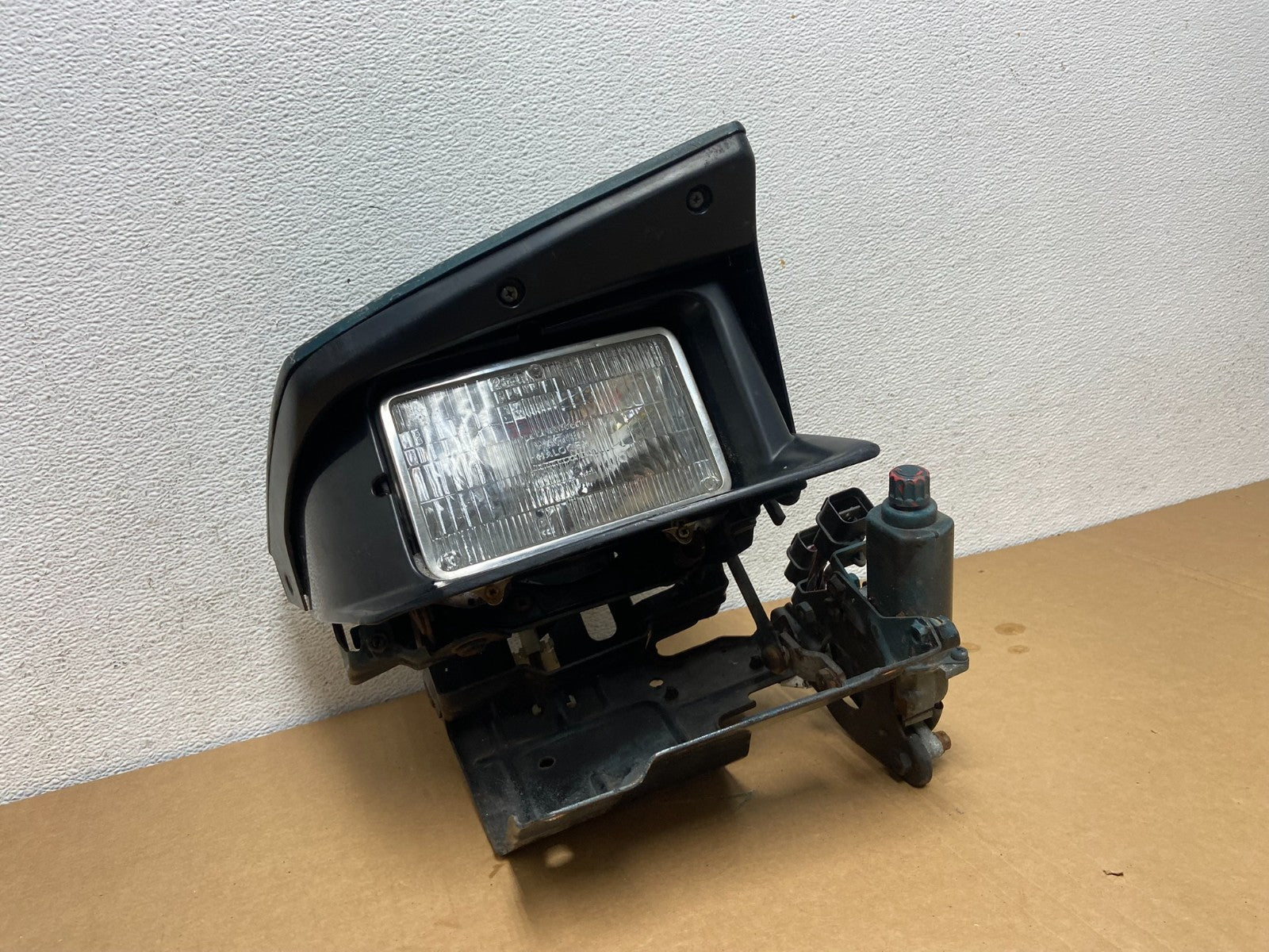 1991 to 1993 Mitsubishi 3000GT Right Passenger Headlight W Motor AD2551 DW3