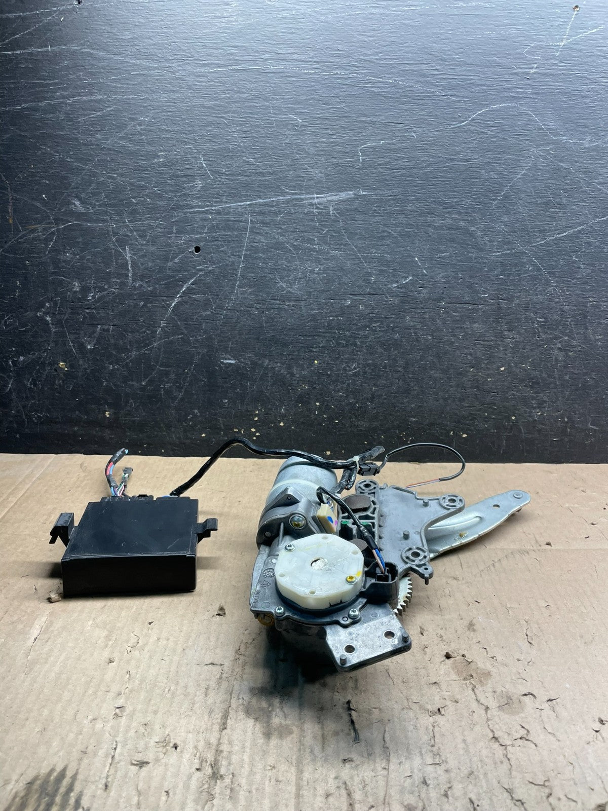 2007 2008 Acadia Enclave Escalade Suburban Liftgate Door Module Motor T7366 DG4