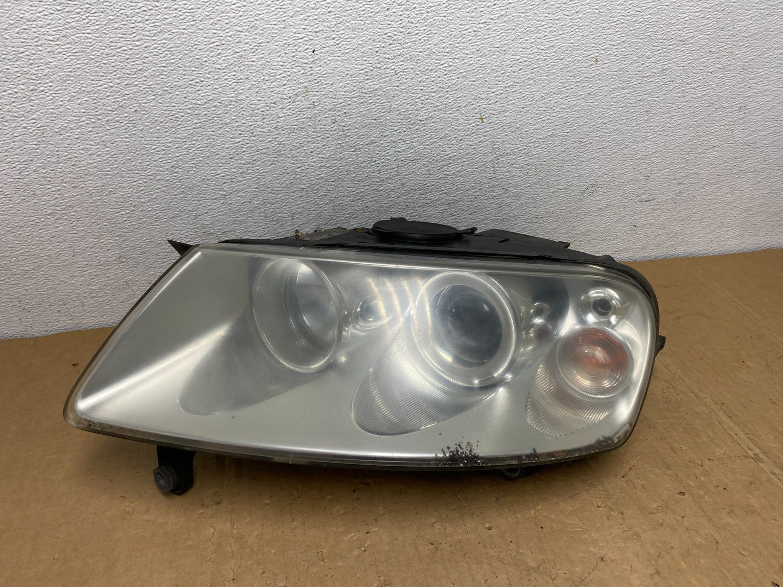2004 to 2007 Volkswagen Touareg Left Driver Halogen Headlight AD1272 DW0