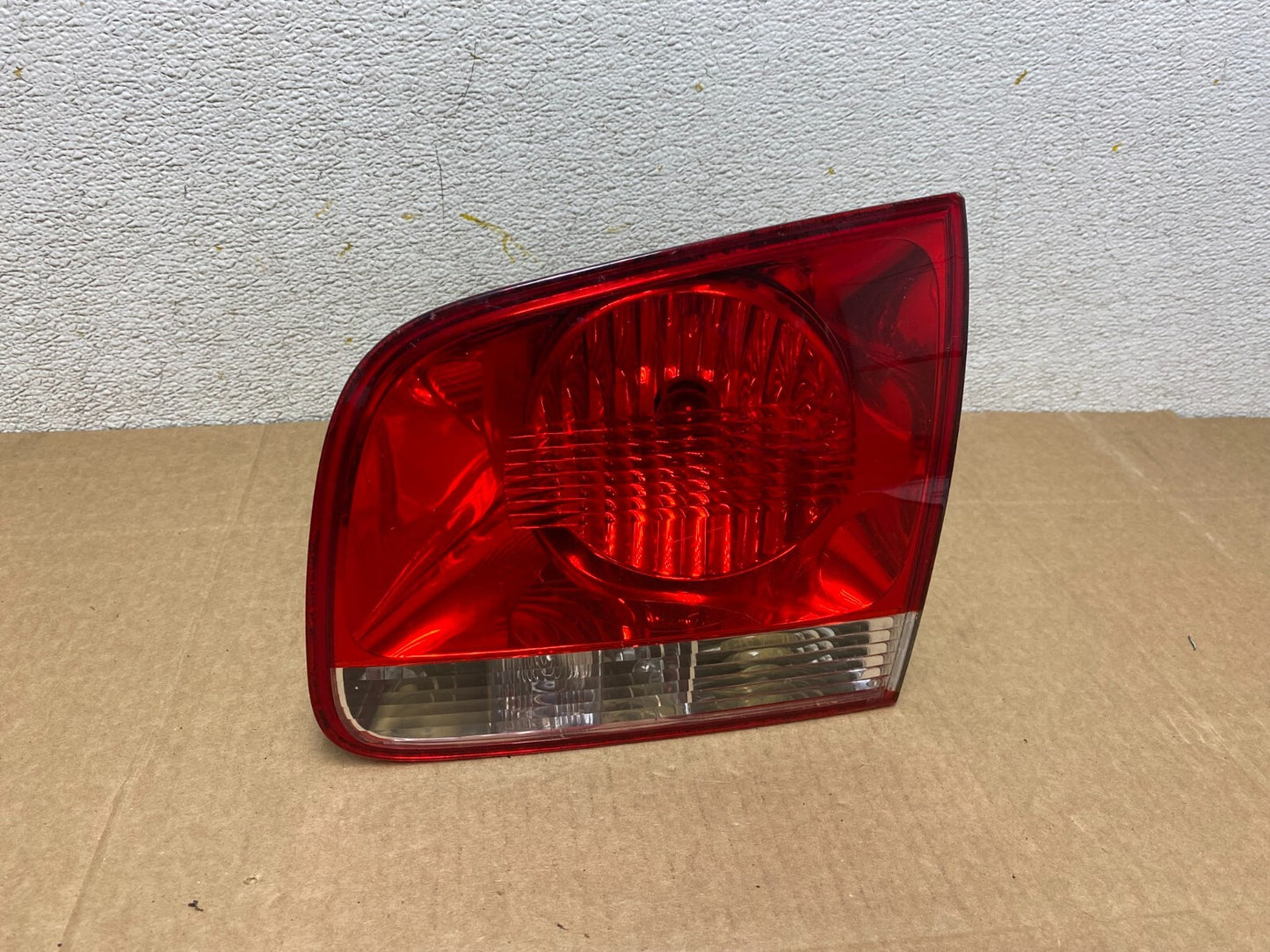 2004-2007 Volkswagen Touareg Right Passenger Rh Side Inner Tail Light Oem O66960