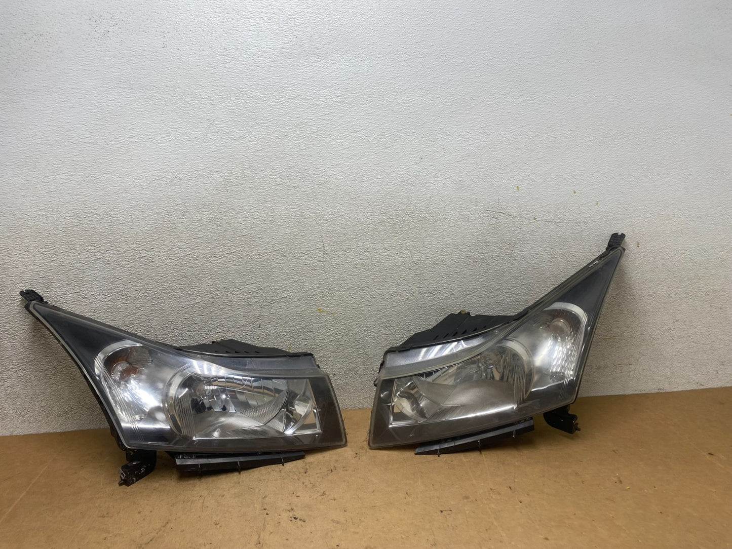 2011 to 2015 Chevrolet Cruze Halogen Left+Right Set Headlights X5607 DW0