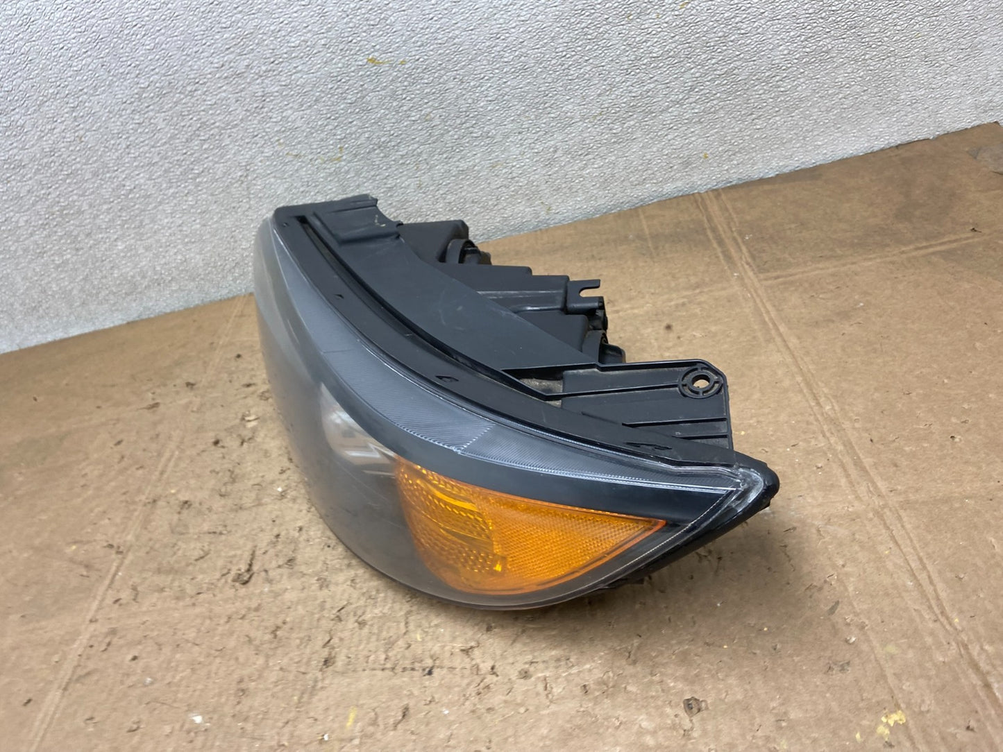 2011 to 2013 Kia Sorento Left Driver LH Side Headlight Halogen Oem Y8219 DW1