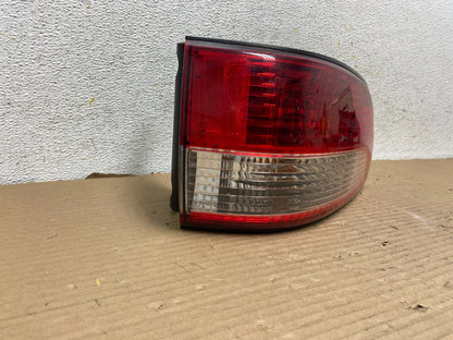 2001 2002 2003 Toyota Sienna Right Passenger Rh Side Tail Light AH2553 DW1