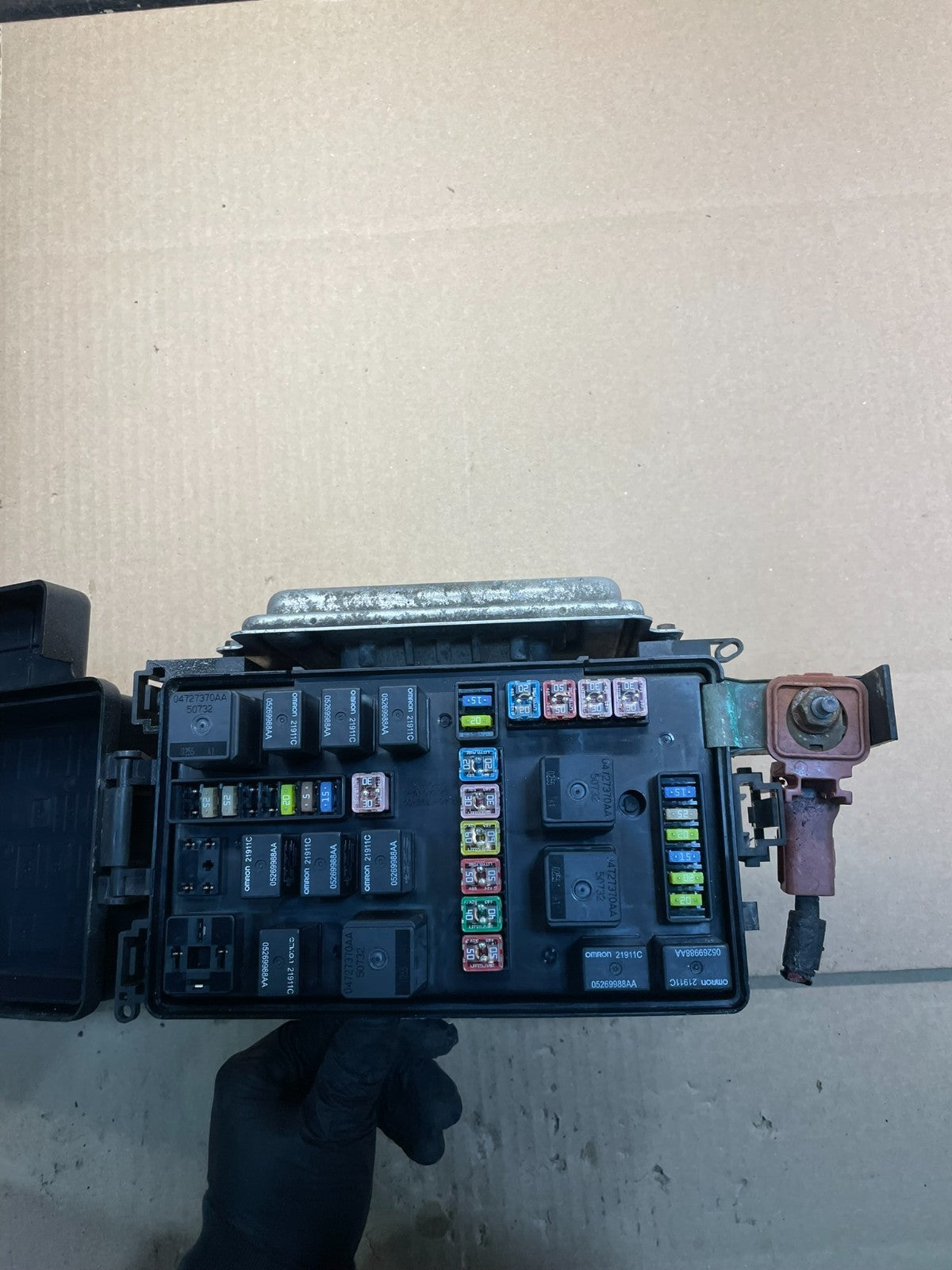 2005  Dodge Charger Magnum  Fuse Box Body Control Module BCM v6721 DG5