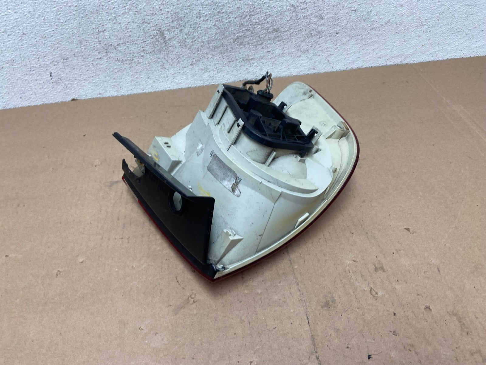2004-2007 Volkswagen Touareg Right Passenger Side Rh Tail Light AG4603 LK7