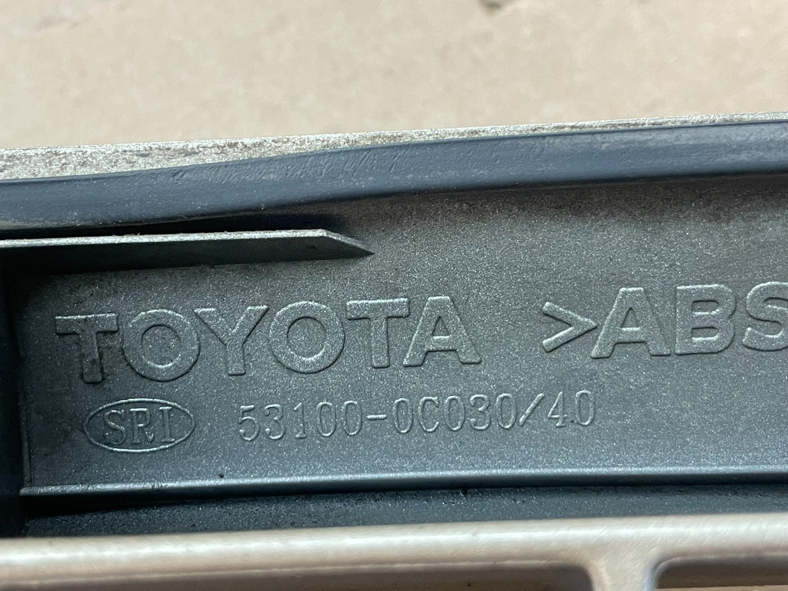2001 to 2004 Toyota Sequoia Front Upper Grill Grille W/ Emblem af8514 DG10