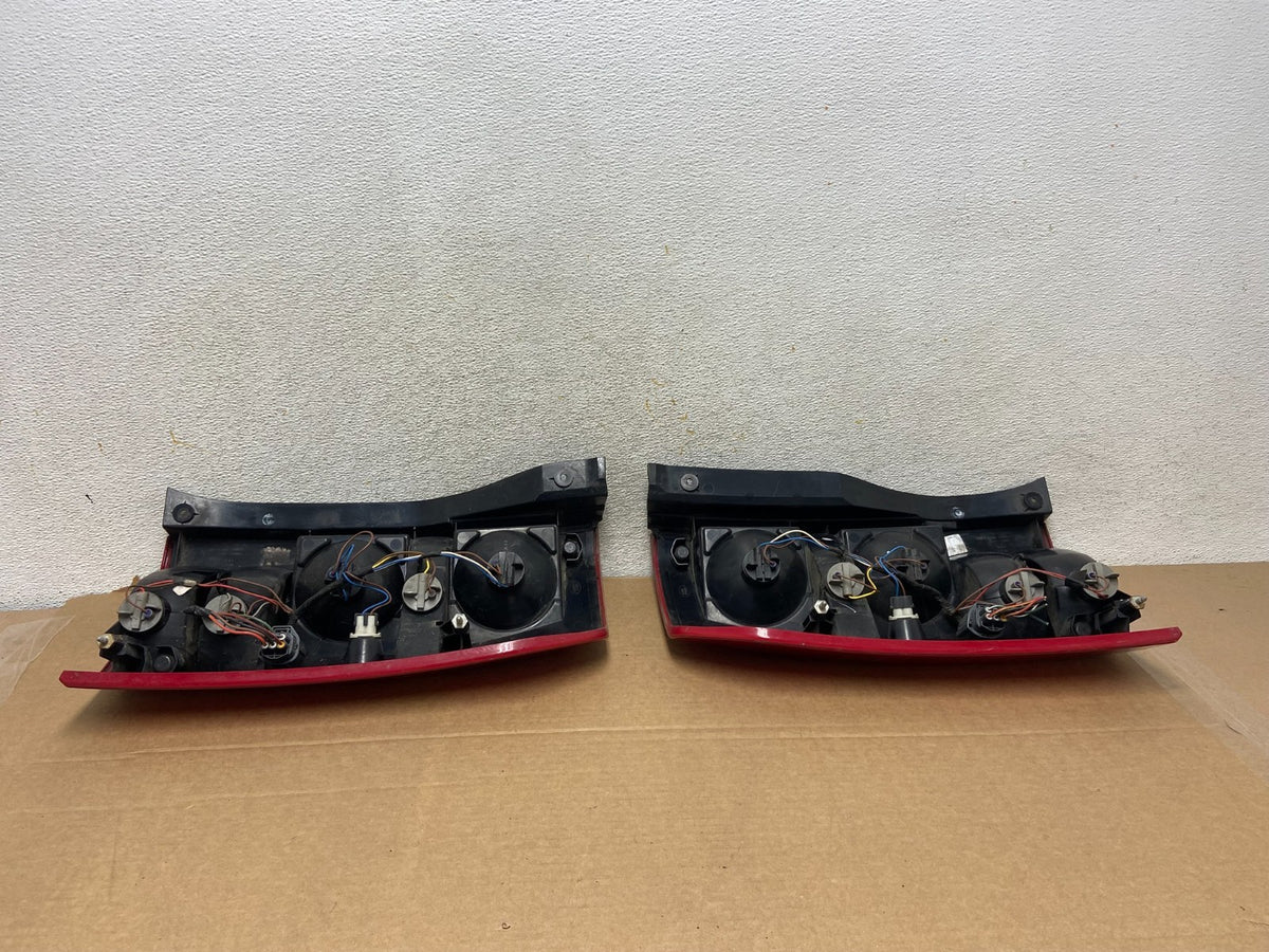 2005 - 2009 Land Rover LR3 Left+Right Side Tail Lights AH3098 DW8