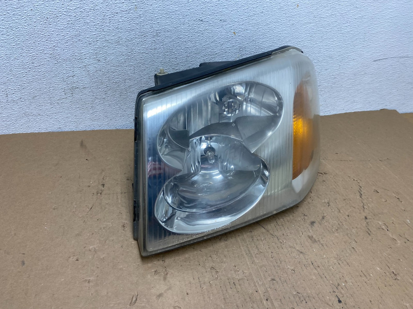 2002 to 2009 Gmc Envoy Left Driver Lh Side Headlight Halogen AD8083 DW2