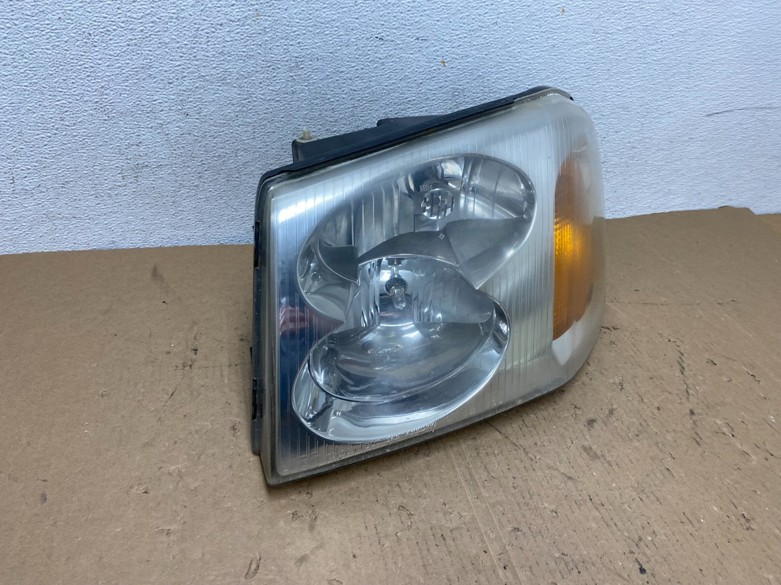 2002 to 2009 Gmc Envoy Left Driver Lh Side Headlight Halogen AD8083 DW2