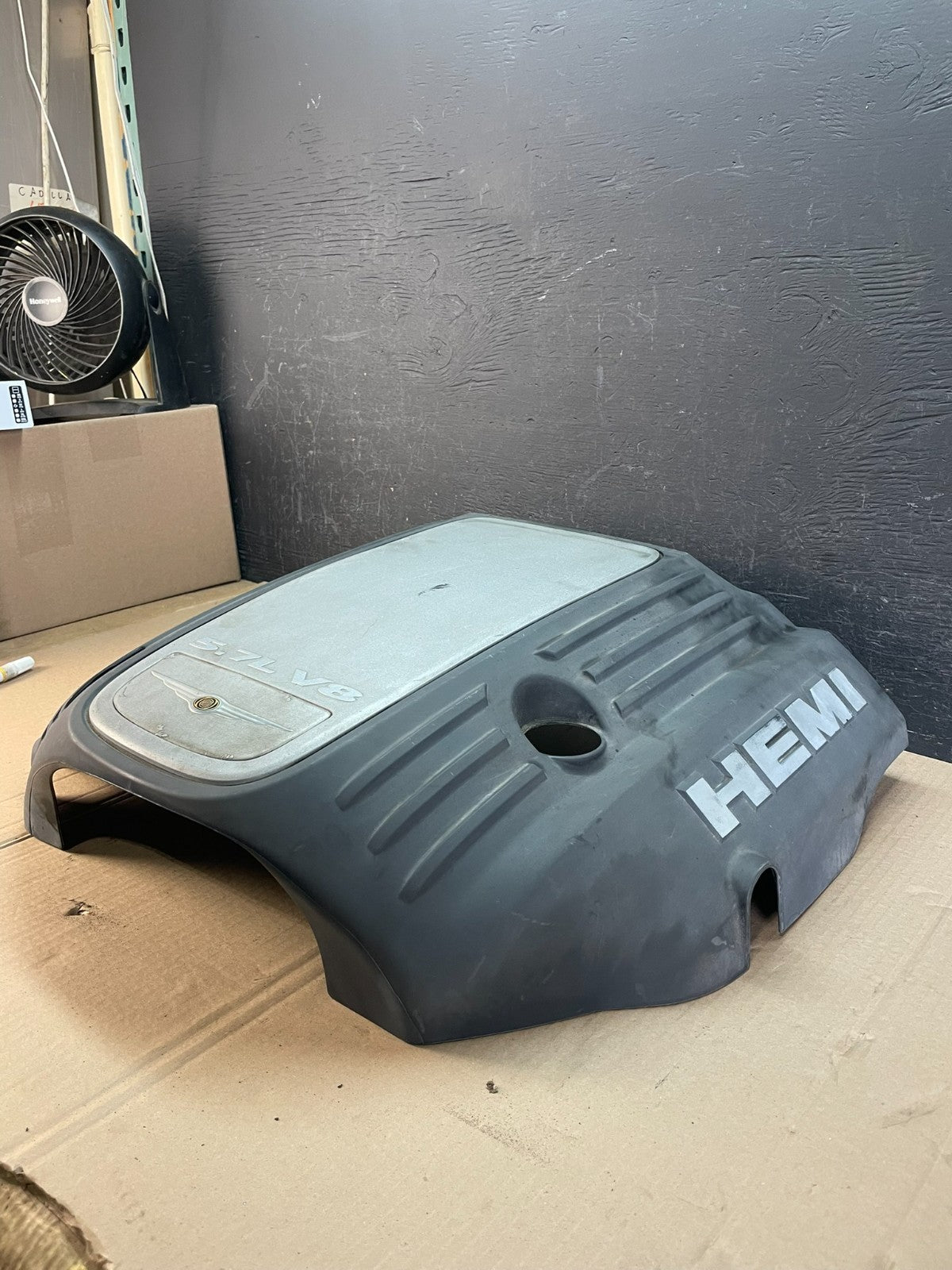 2005 to 2010 Chrysler 300 5.7L V8 Hemi Engine Motor Cover AD8622 DG2