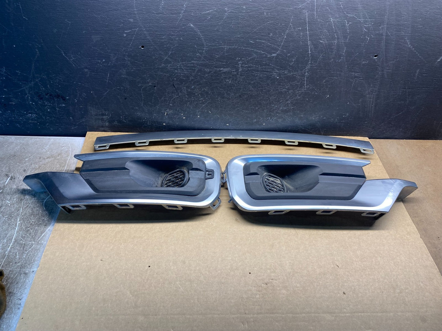 2013 to 2016 GMC Acadia Right+Left Lower Fog Light Bezel Trim AF6852 DG0