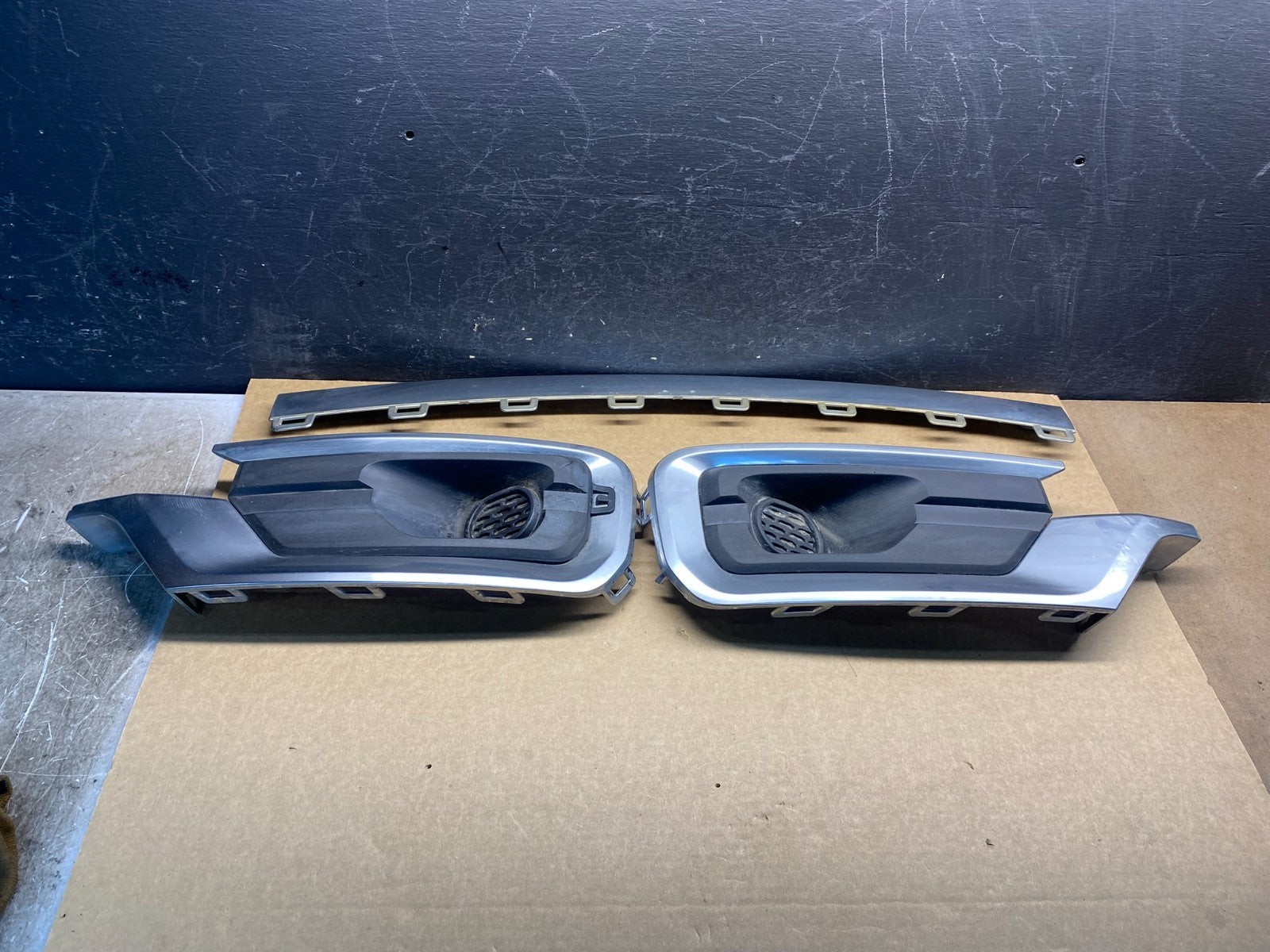 2013 to 2016 GMC Acadia Right+Left Lower Fog Light Bezel Trim AF6852 DG0