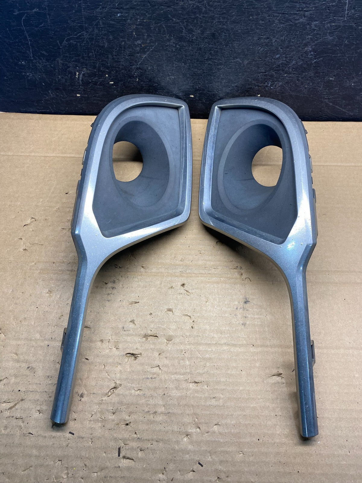 2013 to 2017 Cadillac XTS Front Left+Right Fog Light Cover Trim AE8196 DG1