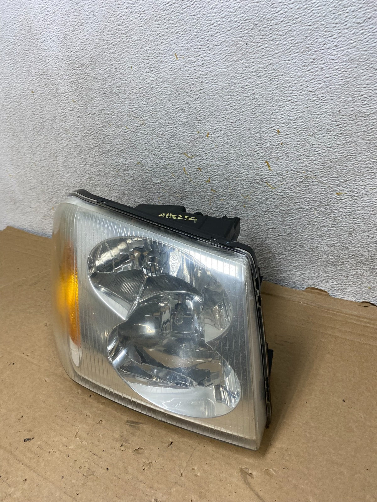 2002 to 2009 Gmc Envoy Right Passenger RH Side Headlight Halogen AH8259 DW1
