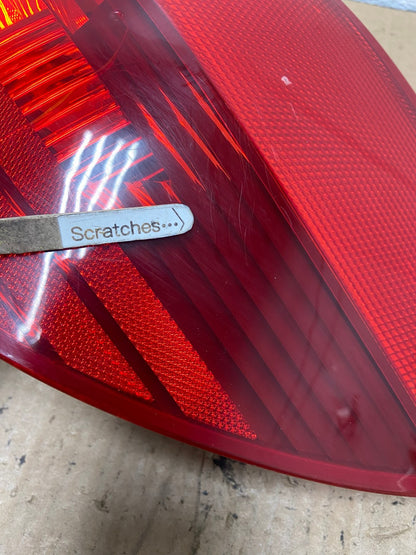 2004-2005 Toyota Sienna Right Passenger Rh Side Tail Light AG2394 LK3