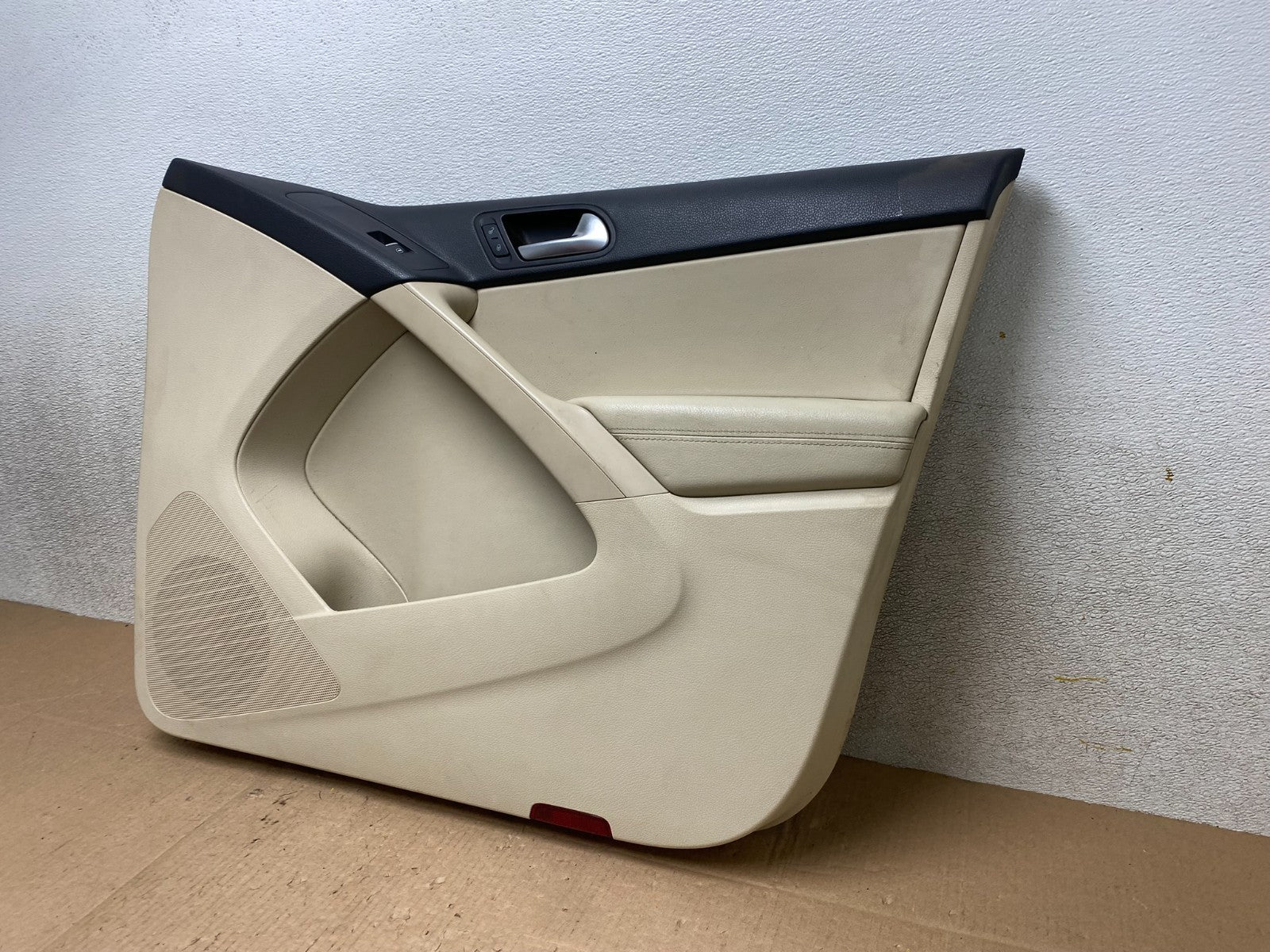 2009-2017 Volkswagen Tiguan Front Right Passenger RH Side Panel Door W0796 DG1