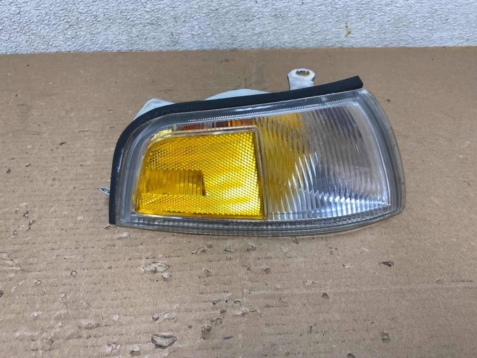1997 to 2001 Mitsubishi Mirage Right Passenger RH Turn Signal OEM R0597 DW0